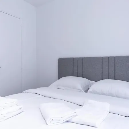 Chic 4-star Only 10 Minutes From Le Marais Parigi